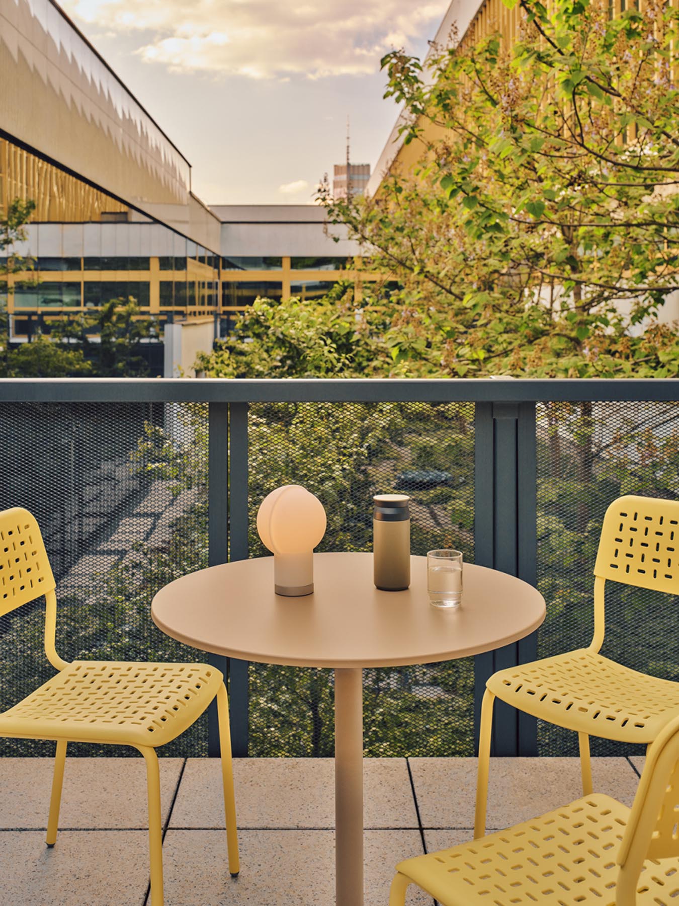 Eleganter Cafeteriatisch Bolt OST77 von MDD, ideal für gesellige Runden im Garten, wetterfest und stilvoll für jeden Außenbereich.