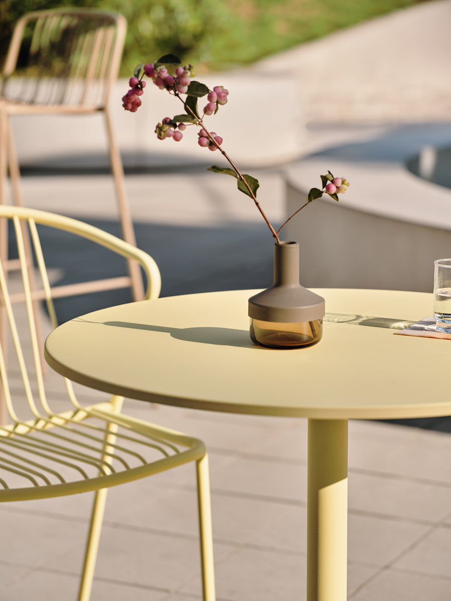 Moderner Gartentisch Bolt OSTK67 von Mdd in stilvollem Schwarz, perfekt für entspannte Momente im Freien und gesellige Runden.