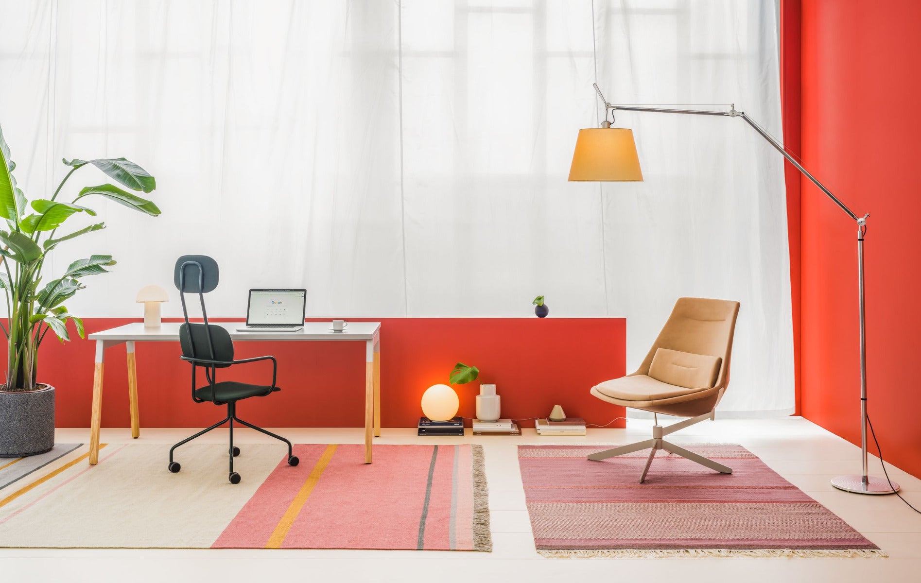 Eleganter Ogi W BOW22E3 Schreibtisch von MDD, ideal für stilvolle Büros, bietet eine harmonische Kombination aus Design und praktischer Nutzung.