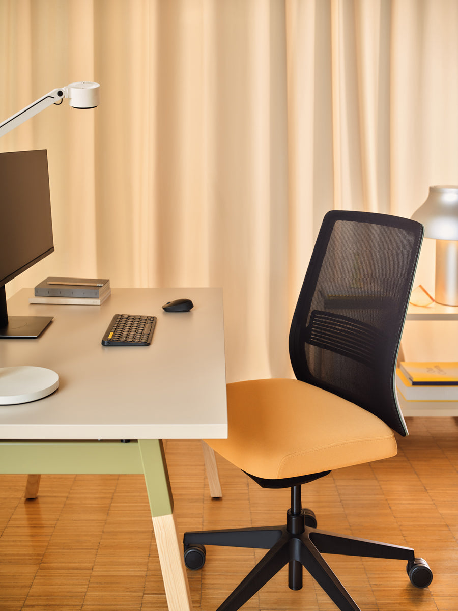 Eleganter Ogi W BOW14 Schreibtisch in dunkler Ausführung, ideal für modernes Arbeiten mit großzügiger Fläche und durchdachten Ablageoptionen.