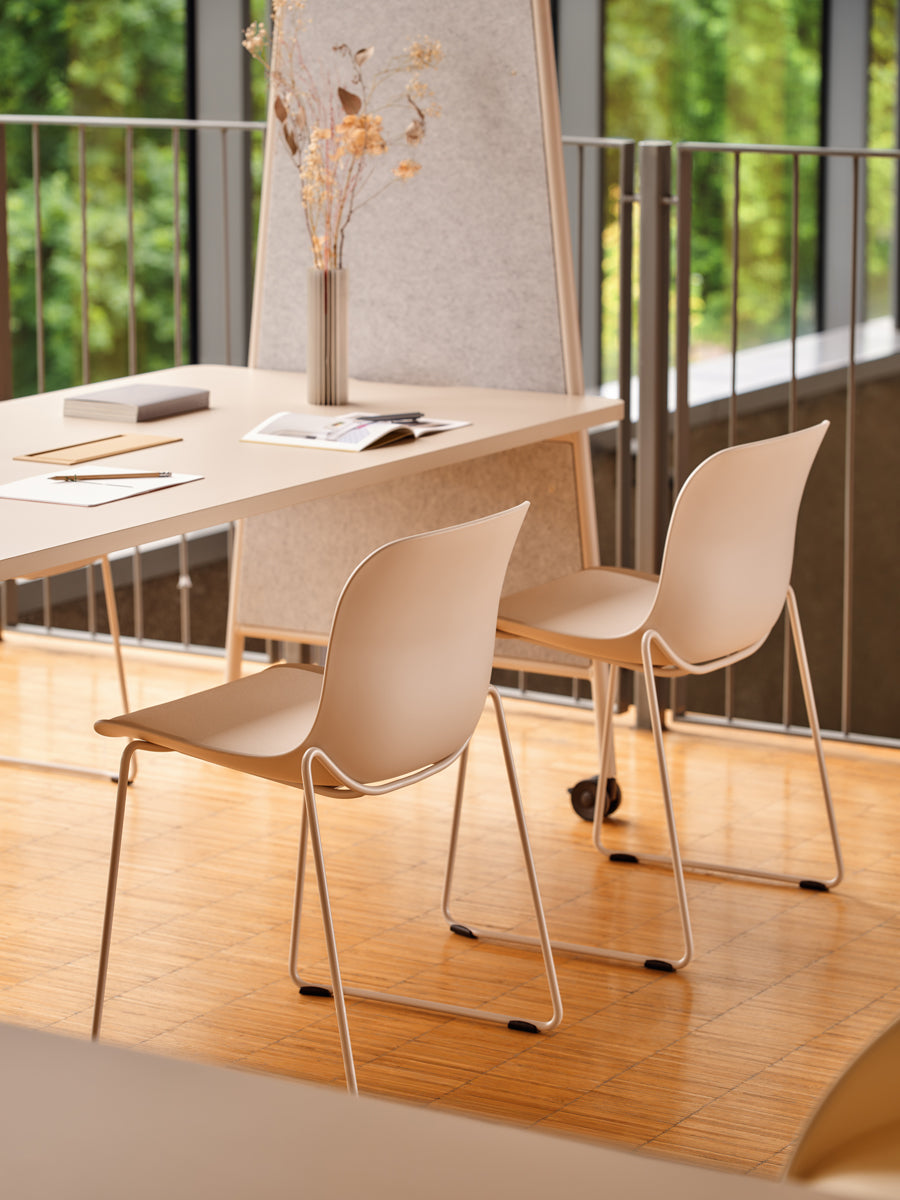 Eleganter Esstisch Ampla AUR02 von MDD: stilvoller Holztisch mit minimalistischen Formen, ideal für moderne Essbereiche.