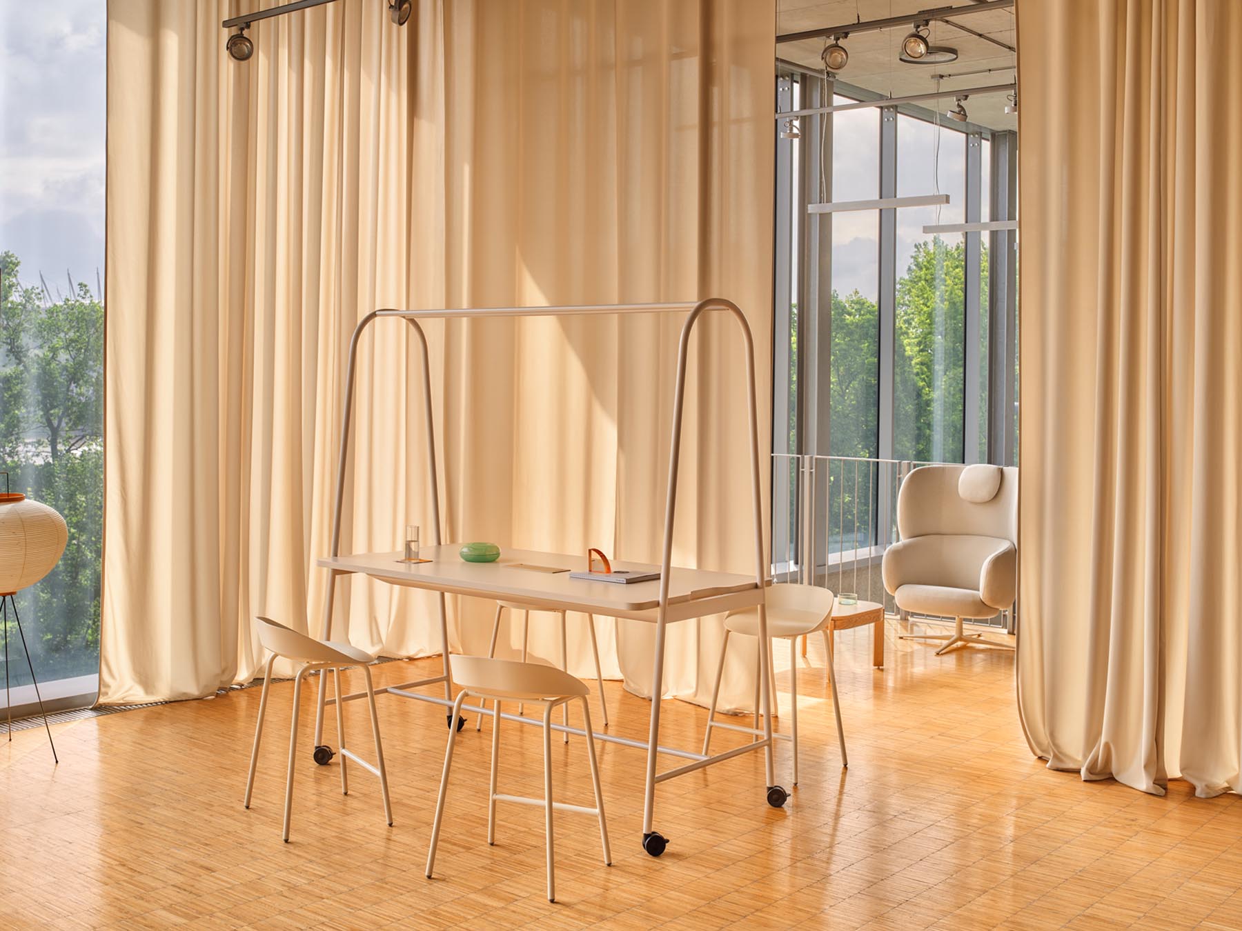 Eleganter Hochtisch Ampla AUR03 von Mdd, kombiniert stilvolles Holz mit einer stabilen Metallbasis, ideal für moderne Gastronomie und Lounge-Bereiche.