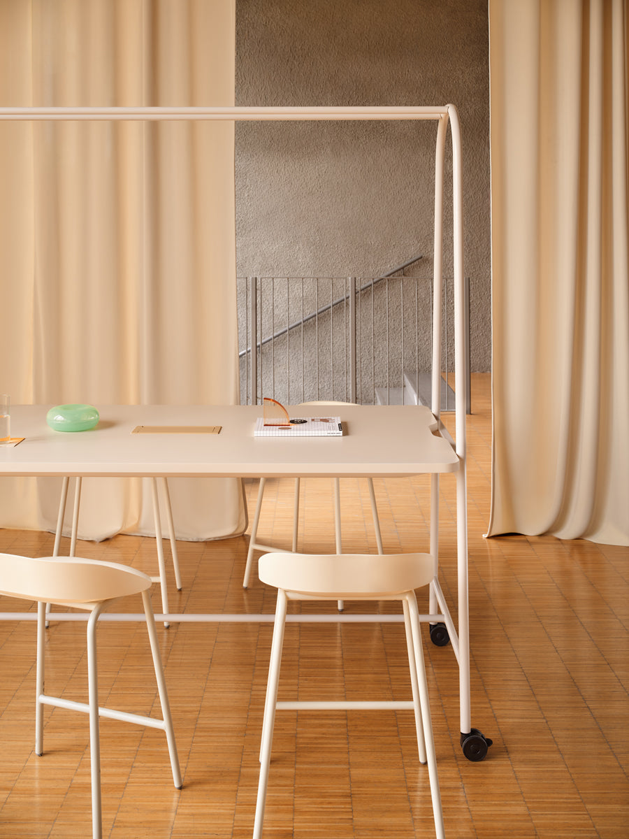 Moderner Hochtisch Ampla AURZ04 mit ansprechendem Design, ideal für stilvolle Gastronomie und gesellige Zusammenkünfte.