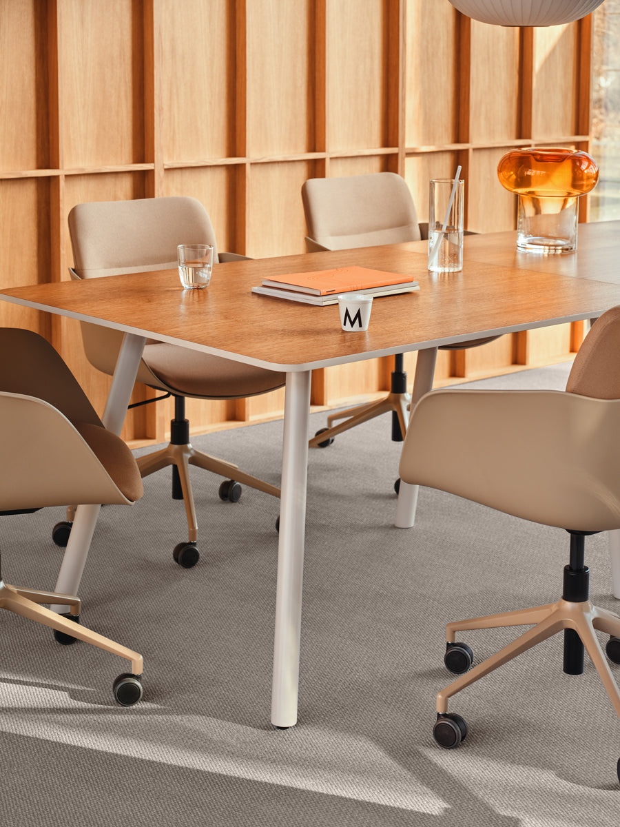 Moderner Esstisch Echo ETM1236B von Mdd, gefertigt aus edlem Holz, ideal für zeitgemäße Essbereiche und gesellige Runden.