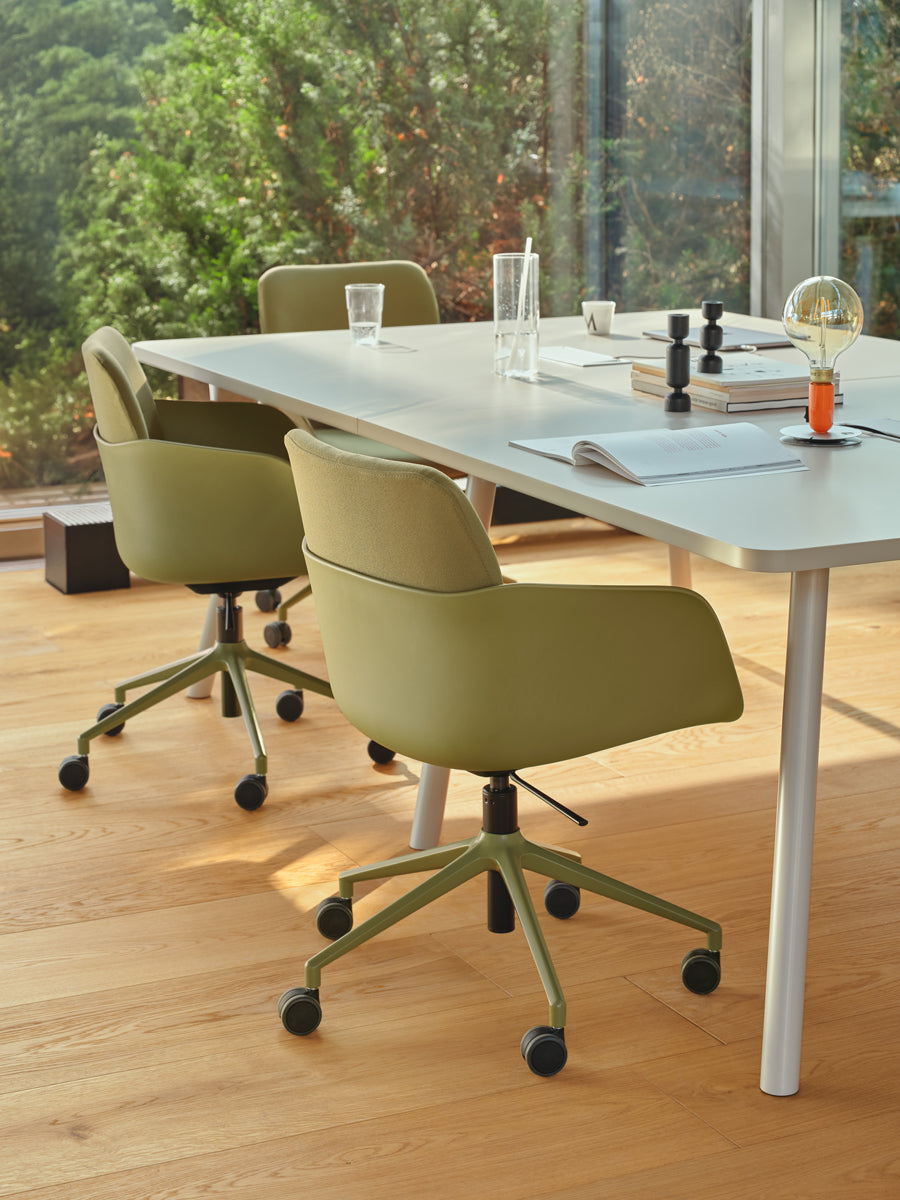Eleganter Esstisch Echo ETF1036R von Mdd in heller Holzoptik, perfekt für stilvolle Essbereiche und moderne Wohnräume.