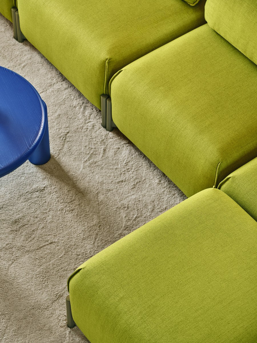 Hocker Linka von Mdd in Dunkelbeige mit gepolsterter Sitzfläche und Gestell aus pulverbeschichtetem Stahl in Braun Halbmatt.