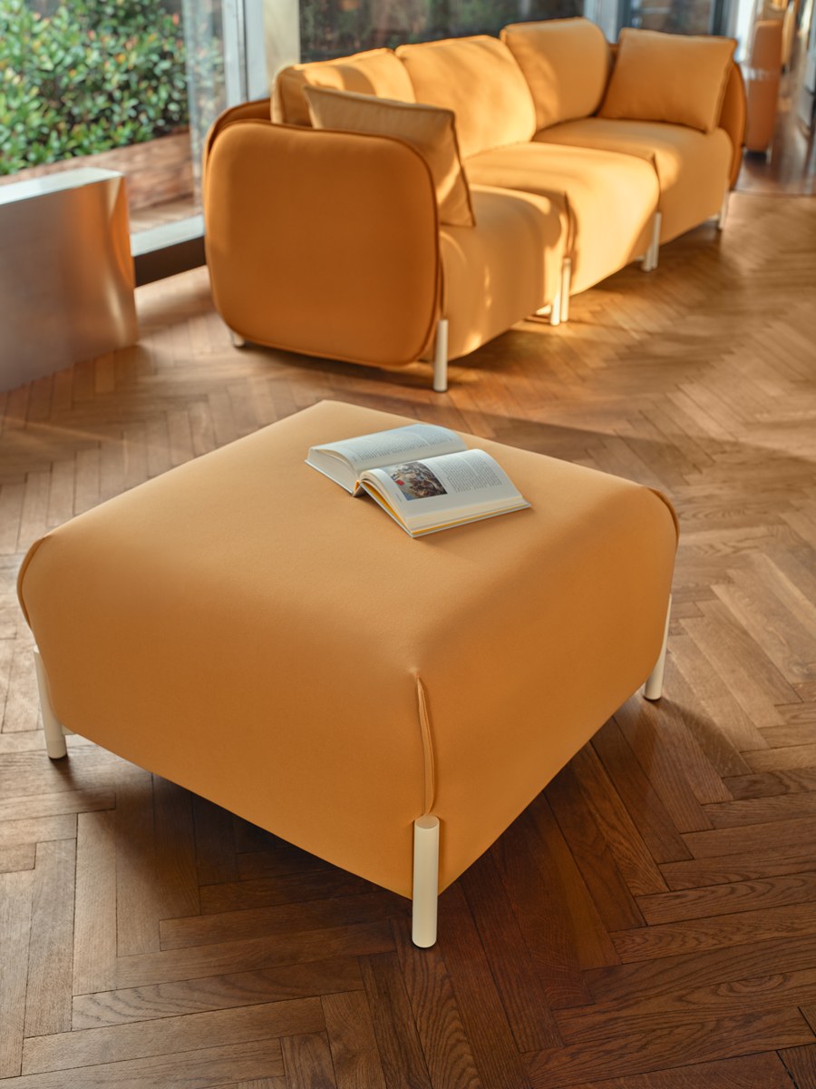 Hocker Linka von Mdd in Dunkelbeige mit gepolsterter Sitzfläche und Gestell aus pulverbeschichtetem Stahl in Braun Halbmatt.