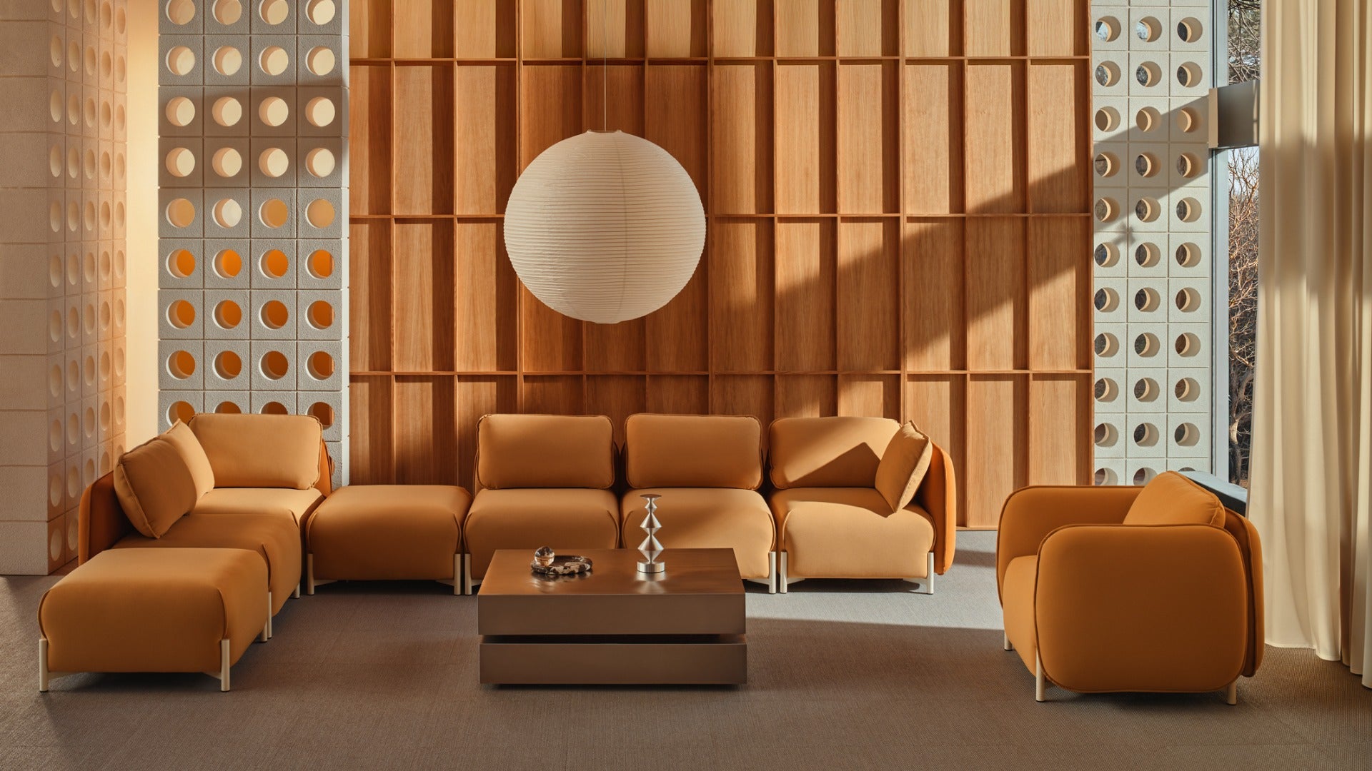Das Bild zeigt das stilvolle modulare Sofa Linka LKS04L von MDD in hellem Grau, mit minimalistischen Formen und eleganten Holzfüßen.