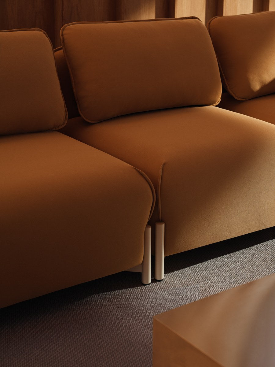 Modulares Sofa Linka von Mdd in Dunkelbeige mit Rückenkissen, Holzgestell und pulverbeschichteten Stahlseiten, gepolsterte Sitzfläche sichtbar.