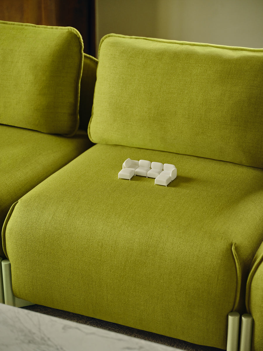 Modernes Sofa Linka LKS08P in ansprechendem Grauton, mit geschwungenen Linien und zeitgemäßem Stil, perfekt für Ihr Zuhause.