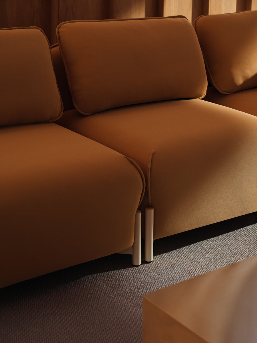 Elegantes Sofa Linka LKS08P in stilvollem Grau, das mit seiner geschwungenen Silhouette und modernen Designakzenten überzeugt.