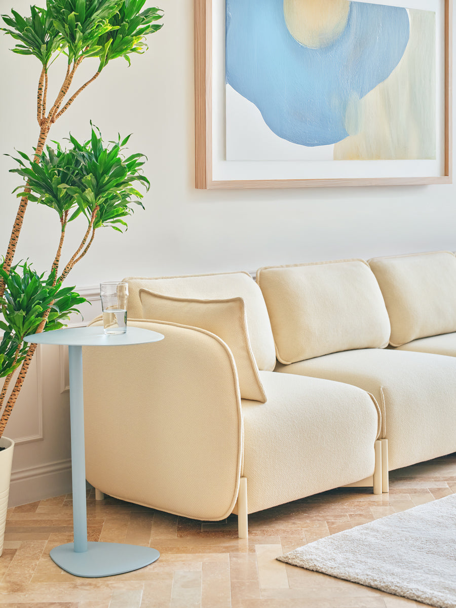 Modernes Sofa Linka LKS08P in ansprechendem Grauton, das durch seine geschwungene Form und zeitgemäße Ästhetik besticht.