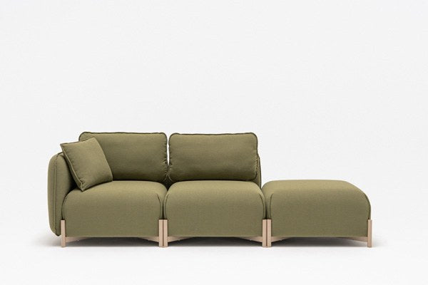 Modulares Sofa Linka von Mdd in Dunkelbeige mit Rückenkissen, Holzgestell und pulverbeschichteten Stahlseiten, gepolsterte Sitzfläche sichtbar.