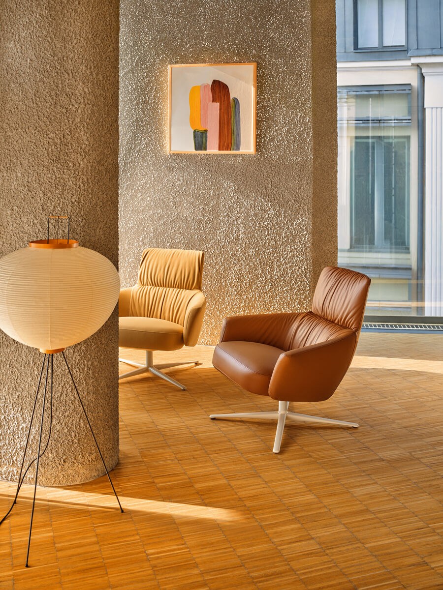 Blauer Loungesessel Toro mit gepolsterter Sitzfläche und Rückenlehne, Aluminium-Sternfussgestell in Anthrazit, niedrige Rückenlehne.