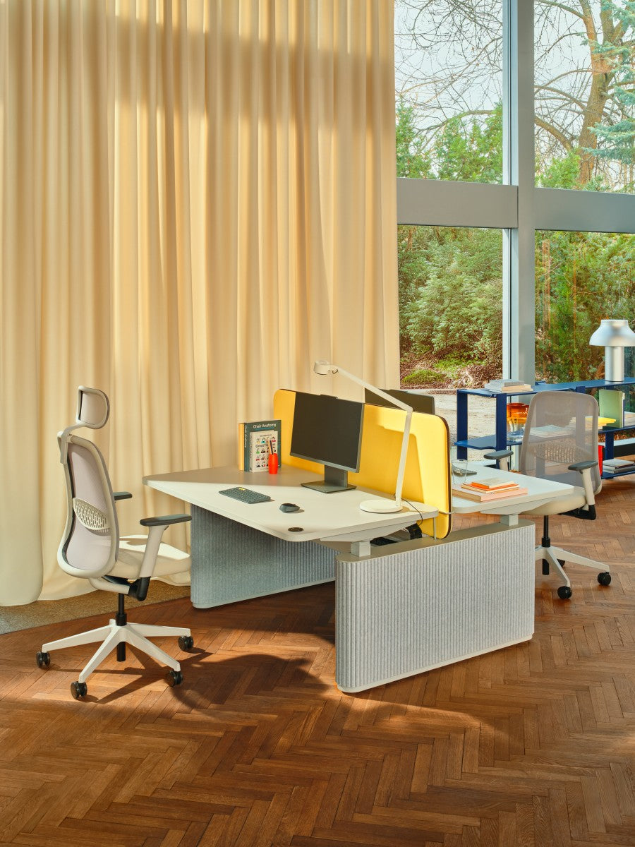 Elegante Ogi Drive Bench BODF720 mit innovativen Filz-Fußelementen, perfekt für dynamisches Arbeiten und individuelle Höhenverstellung.