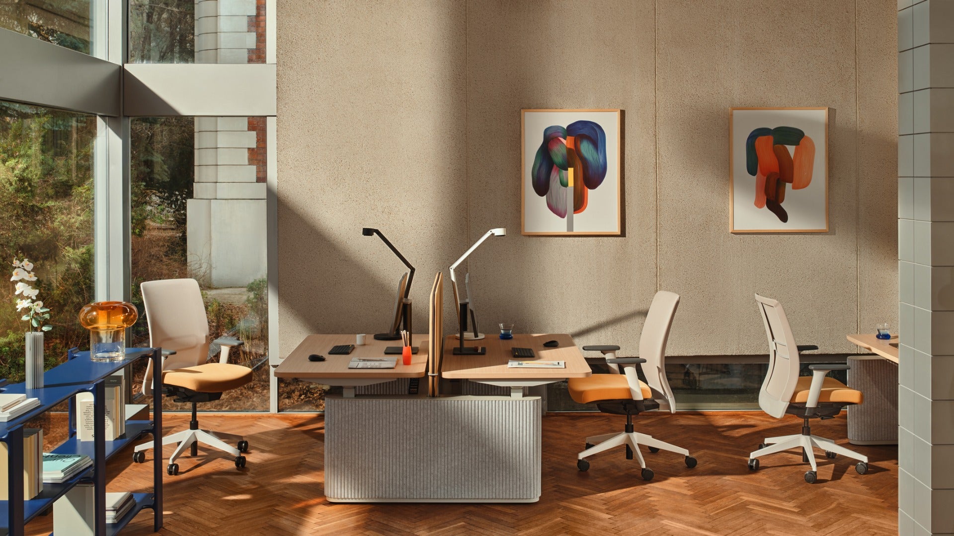 Elegante Ogi Drive Bench BODF720 mit innovativer elektrischer Höhenverstellung und weichen Filzfüßen für komfortables Arbeiten.