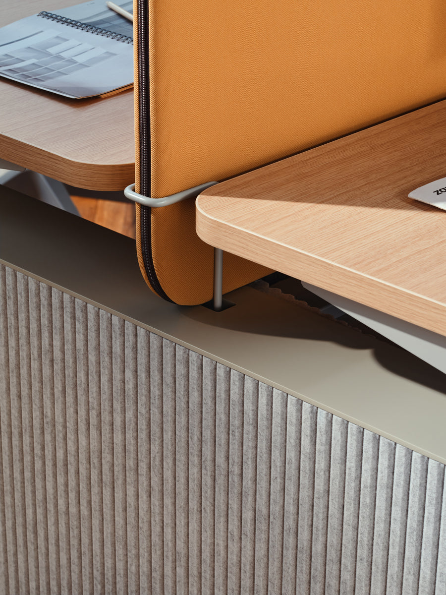 Moderne Ogi Drive Bench BODF720 mit stilvollem Design, elektrisch höhenverstellbar und ausgestattet mit schützenden Filzfüßen für optimale Ergonomie.