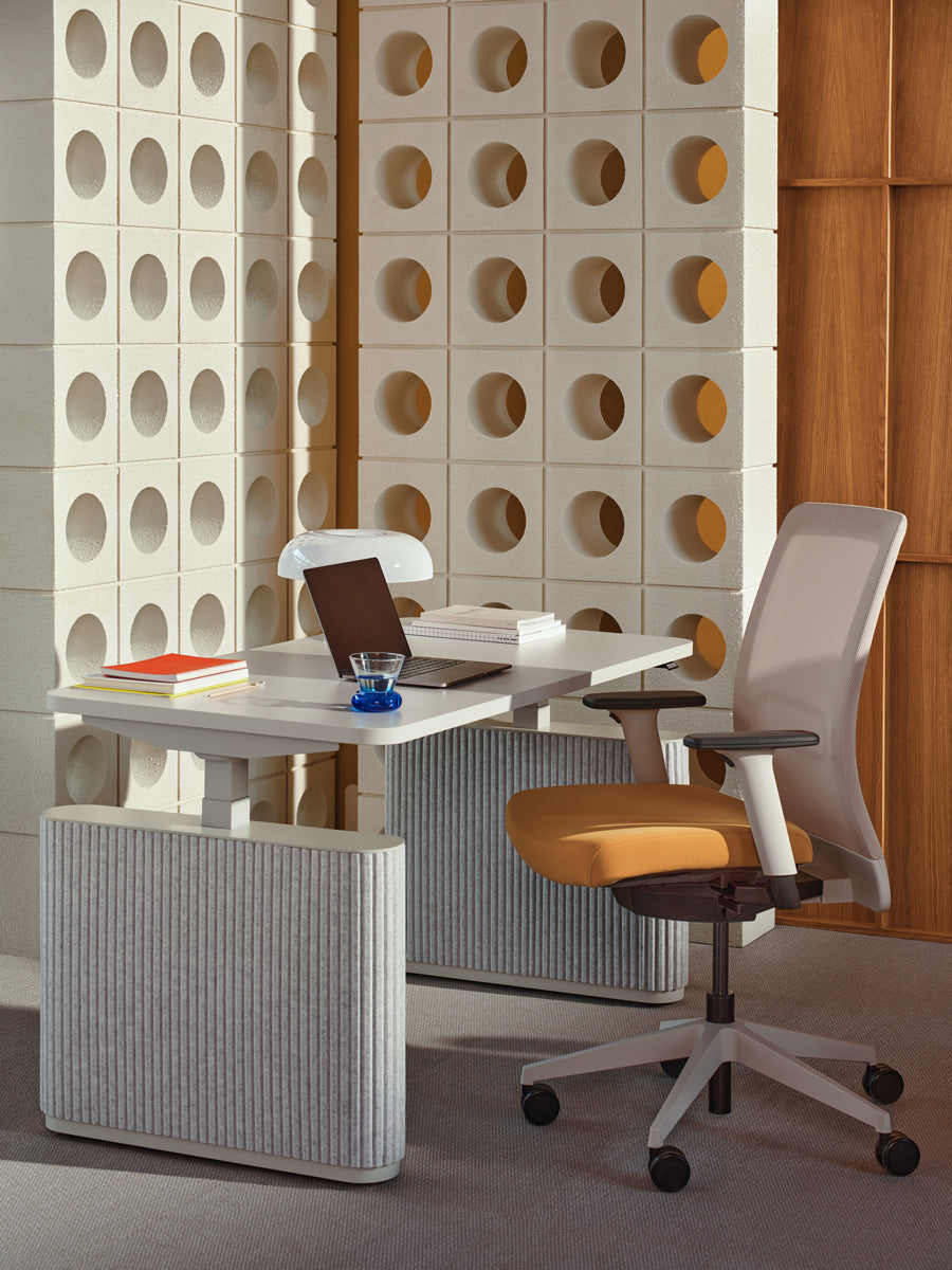 Moderner Schreibtisch Ogi Drive BODF52 mit elektrisch höhenverstellbarem Design und eleganten Filzfüßen für komfortables Arbeiten.