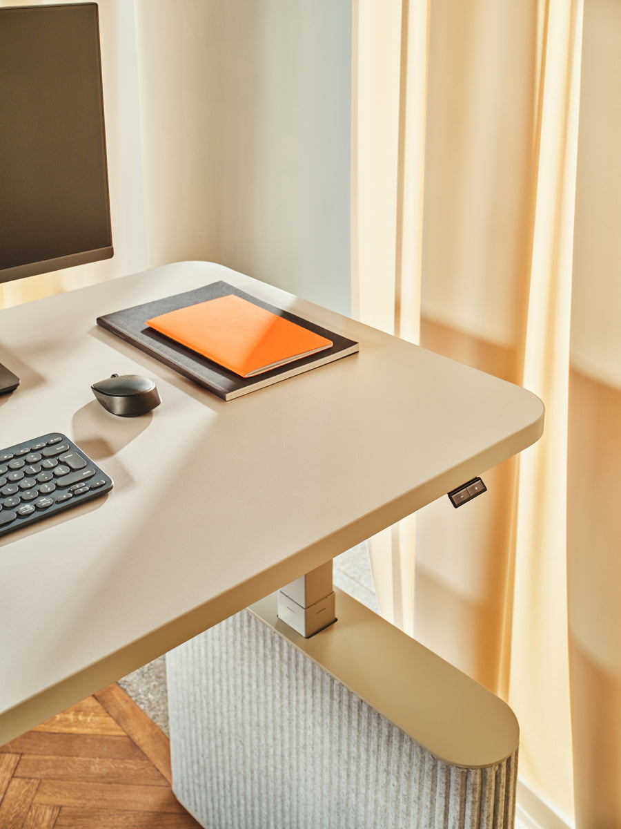 Eleganter elektrisch höhenverstellbarer Schreibtisch Ogi Drive BODF587 von Mdd, mit einzigartigen Filz-Fußelementen für eine stilvolle Arbeitsumgebung.