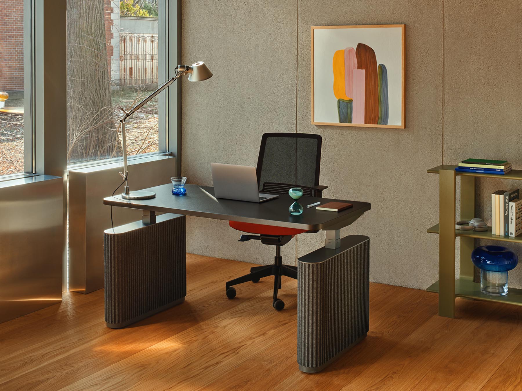 Eleganter Ogi Drive BODF60 Schreibtisch mit stilvollen Filzfüßen, ideal für ergonomisches Arbeiten und modernes Büroumfeld.
