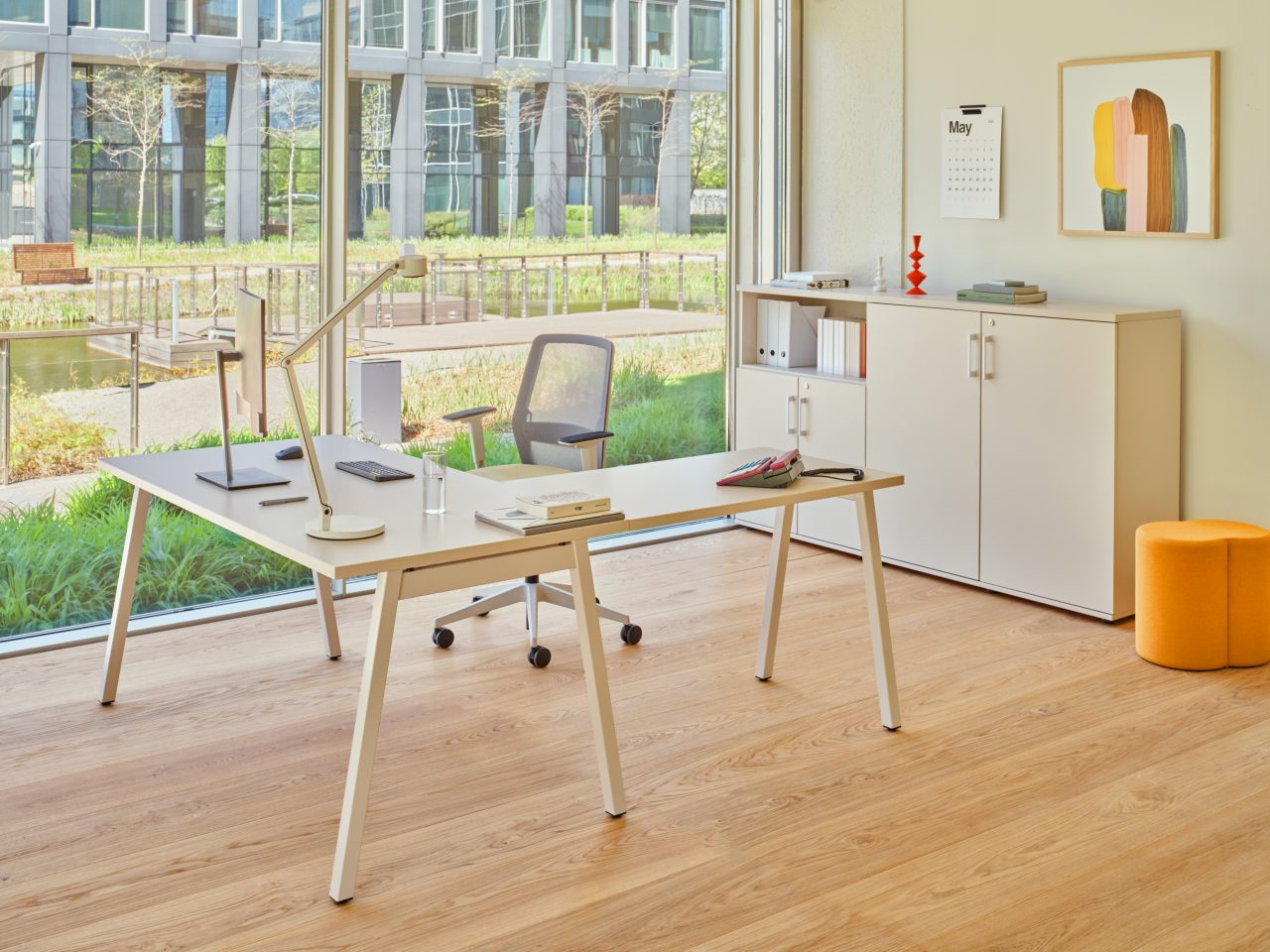 Moderner Büroschrank MEA26P2 von Mdd in elegantem Holzdesign, ideal für stilvolle Büros mit praktischen Stauraummöglichkeiten.