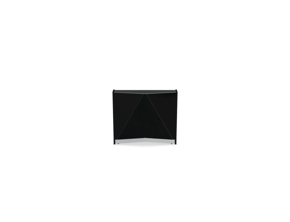 Modulare Empfangstheke Alpa aus schwarzem Glas mit Aluminiumsockel und LED-Beleuchtung, bestehend aus mehreren zusammenstellbaren Elementen.