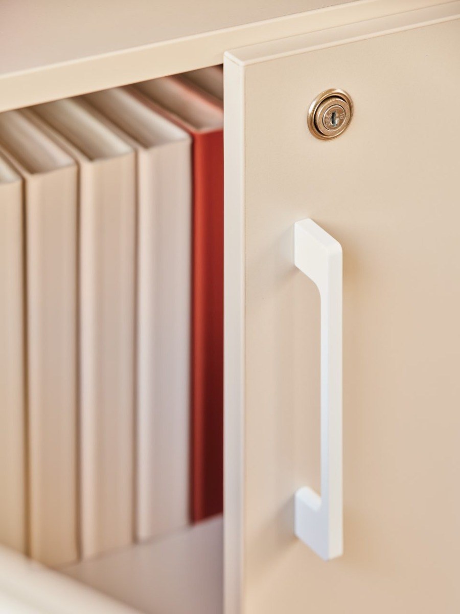 Büroschrank Standard von Mdd in Weiss Pastell mit Front in Eiche Natur, Melaminplatte mit ABS-Umleimer, Aluminium-Griff und Patentschloss.