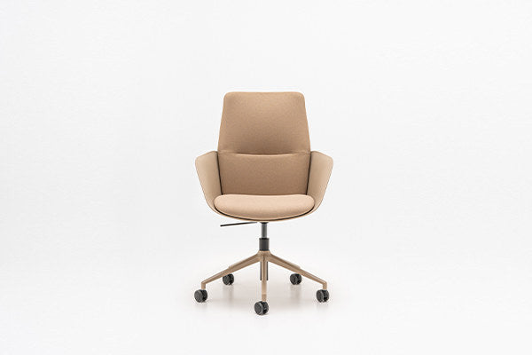 Drehstuhl Senda von Mdd mit Aluminium-Fussgestell, gepolsterter Sitz- und Rückenschale in Beige sowie Armlehnen aus Polypropylen.