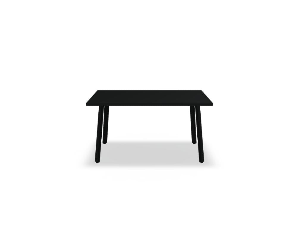 Schreibtisch Ogi A von Mdd mit Tischplatte in Honigeiche, schwarzem pulverbeschichtetem Metallgestell und schrägen Beinen als Designdetail.