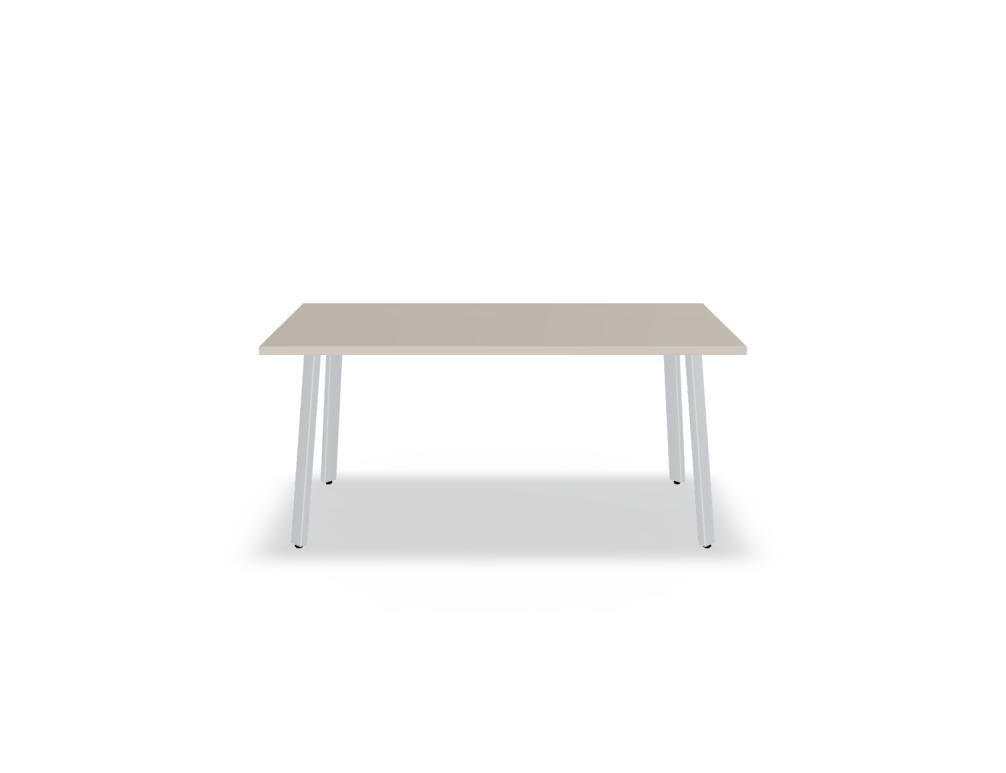 Schreibtisch Ogi A von Mdd mit Tischplatte in Honigeiche, schwarzem pulverbeschichtetem Metallgestell und schrägen Beinen als Designdetail.