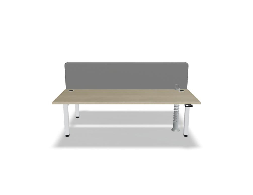 Doppelschreibtisch Ogi Drive Bench in Honigeiche mit schwarzem Metallgestell, zwei Teleskopsäulen und Bedienfeldern für Höhenverstellung.