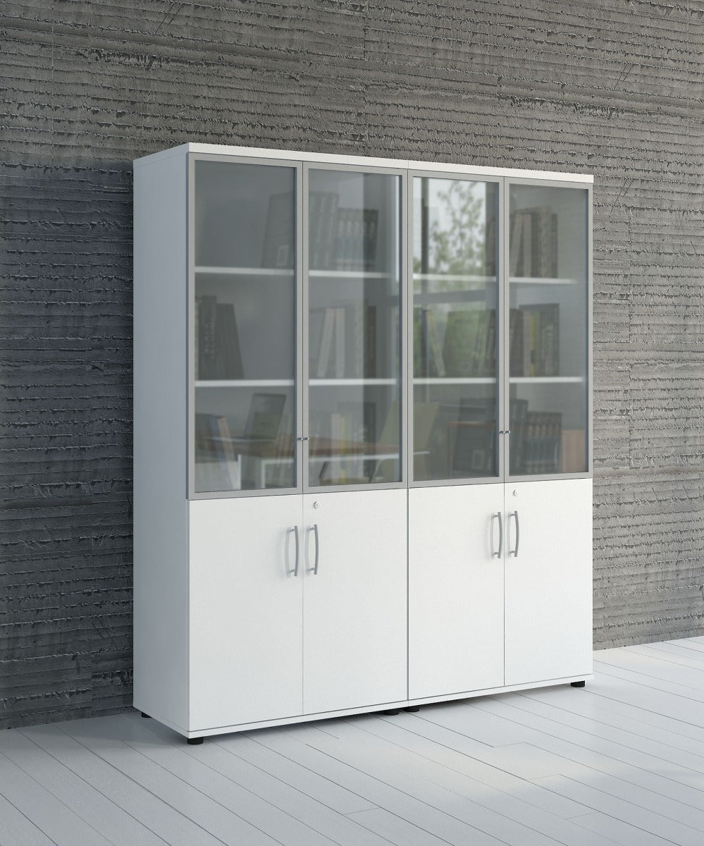 Elegante Glasvitrine Standard A3504WK von MDD, ideal für stilvolle Präsentationen, mit klaren Linien und praktischem Stauraum.