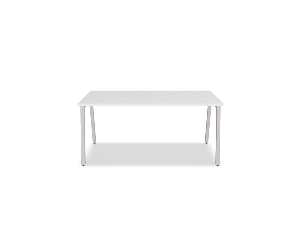 Schreibtisch Ogi M von Mdd mit Tischplatte in Honigeiche und schwarzem Metallgestell im 40x40 mm Profil, schräge Beine.