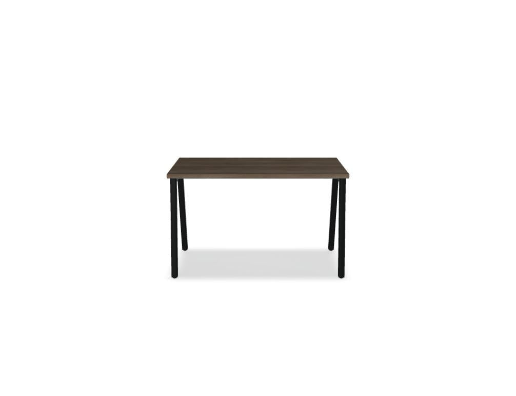 Schreibtisch Ogi M von Mdd mit Tischplatte in Honigeiche und schwarzem Metallgestell im 40x40 mm Profil, schräge Beine.
