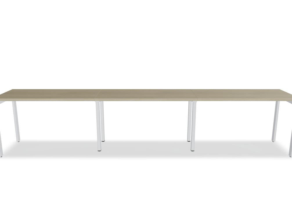 Schreibtisch Ogi U von Mdd mit Tischplatte in Honigeiche und pulverbeschichtetem, schwarzem Metallgestell im minimalistischen Design.
