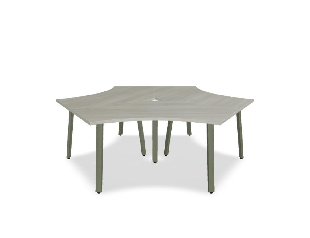 Team-Schreibtisch Ogi A Bench von Mdd mit drei geformten Tischplatten in Honigeiche und schwarzem Stahlgestell mit schrägen Beinen.