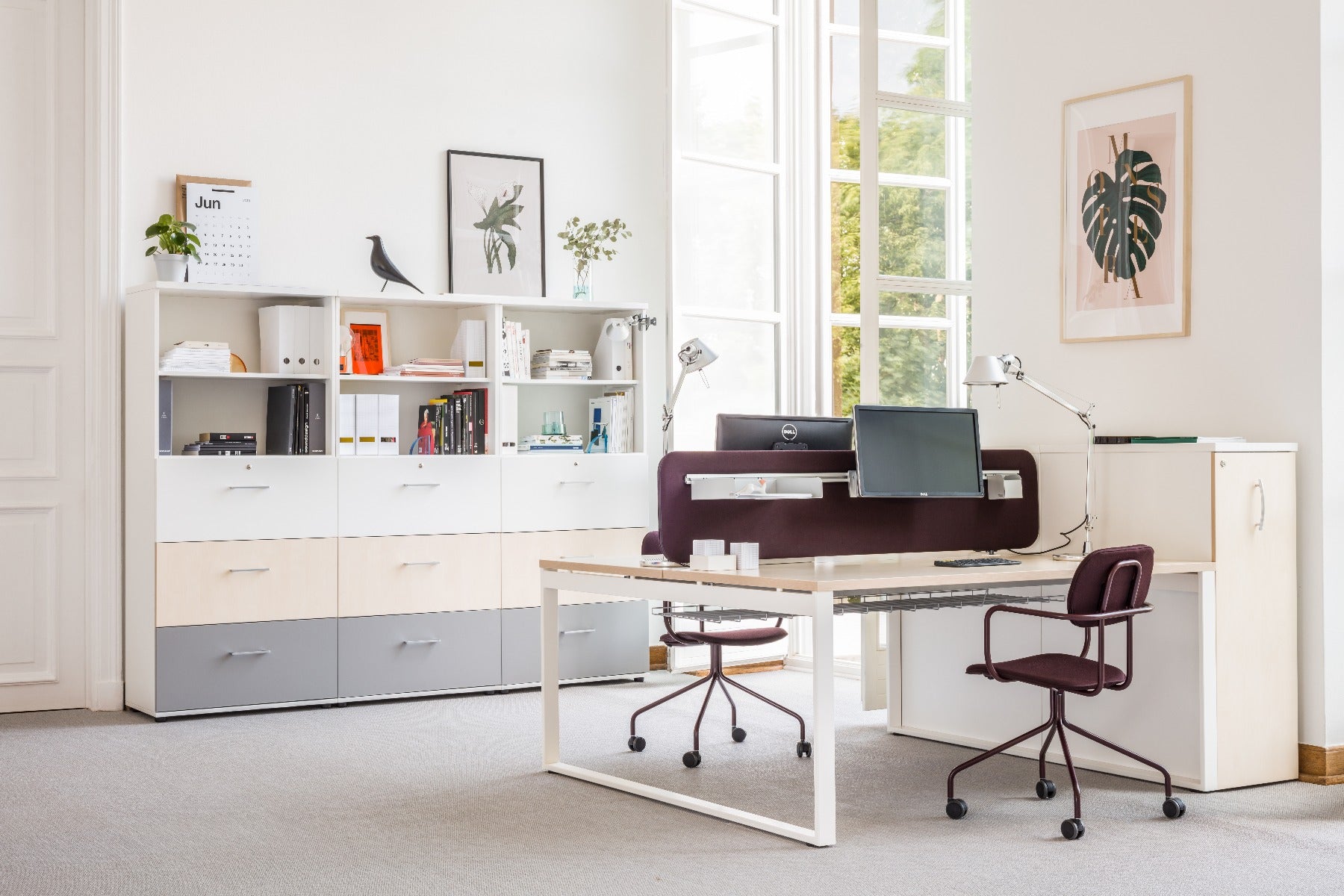 Eleganter KCD81L Apothekerschrank von Mdd in heller Holzoptik, ausgestattet mit Glastüren und vielseitigen Fächern für optimale Büroorganisation.