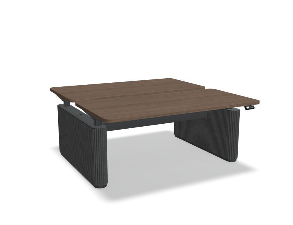Bench-Schreibtisch Ogi Drive mit zwei Tischplatten, elektrisch höhenverstellbarem Metallgestell und Fusselementen aus PET-Filz in Anthrazit.