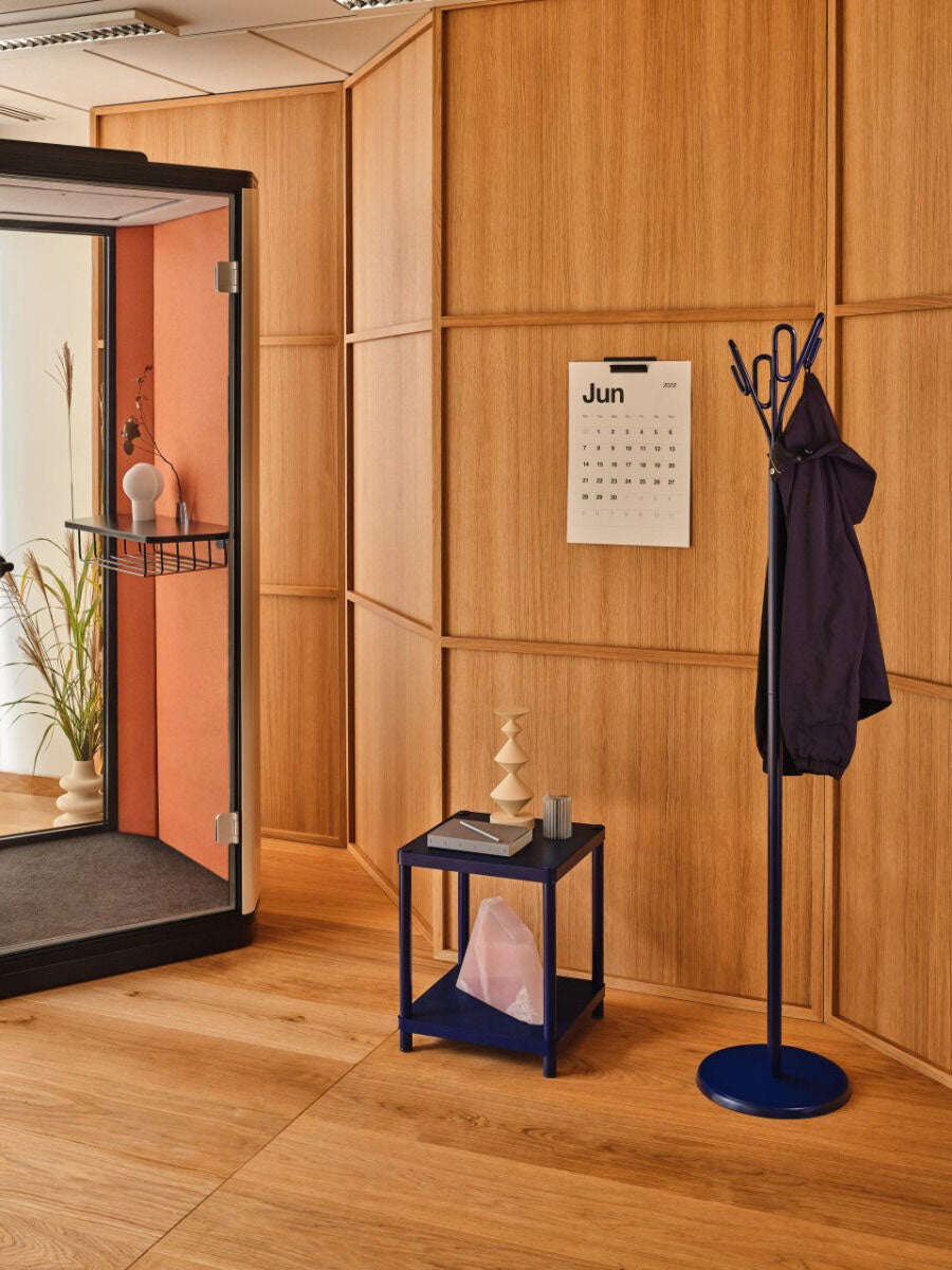 Moderne Ein-Personen-Akustikkabine Coda CD01Q von Mdd, ideal für konzentriertes Arbeiten, mit eleganter Glasfront und stilvollem Design.