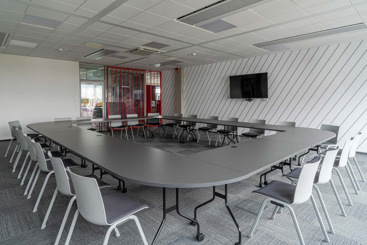 Eleganter Klapptisch Easy PFT05 von MDD, ideal für Konferenzen. Mit stilvollem silbernen Gestell und heller Tischplatte, perfekt für flexible Raumnutzung.