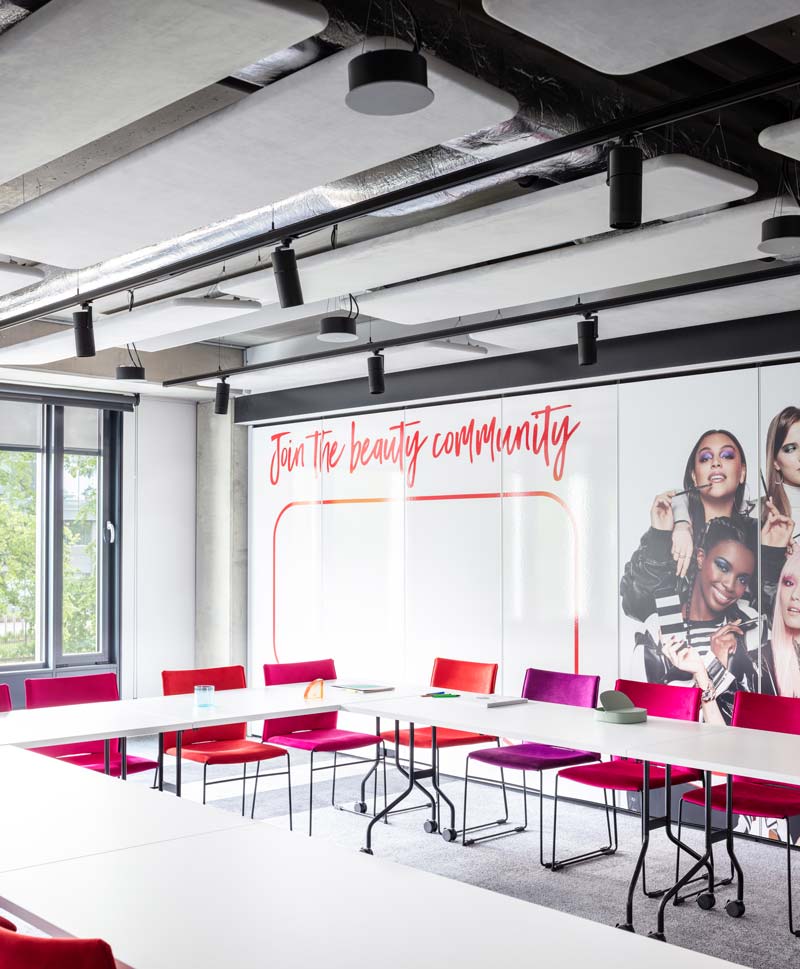 Moderner Klapptisch Easy PFT05 von MDD, vielseitig einsetzbar für Meetings. Robustes Design mit ansprechendem silbernen Gestell und heller Oberfläche.