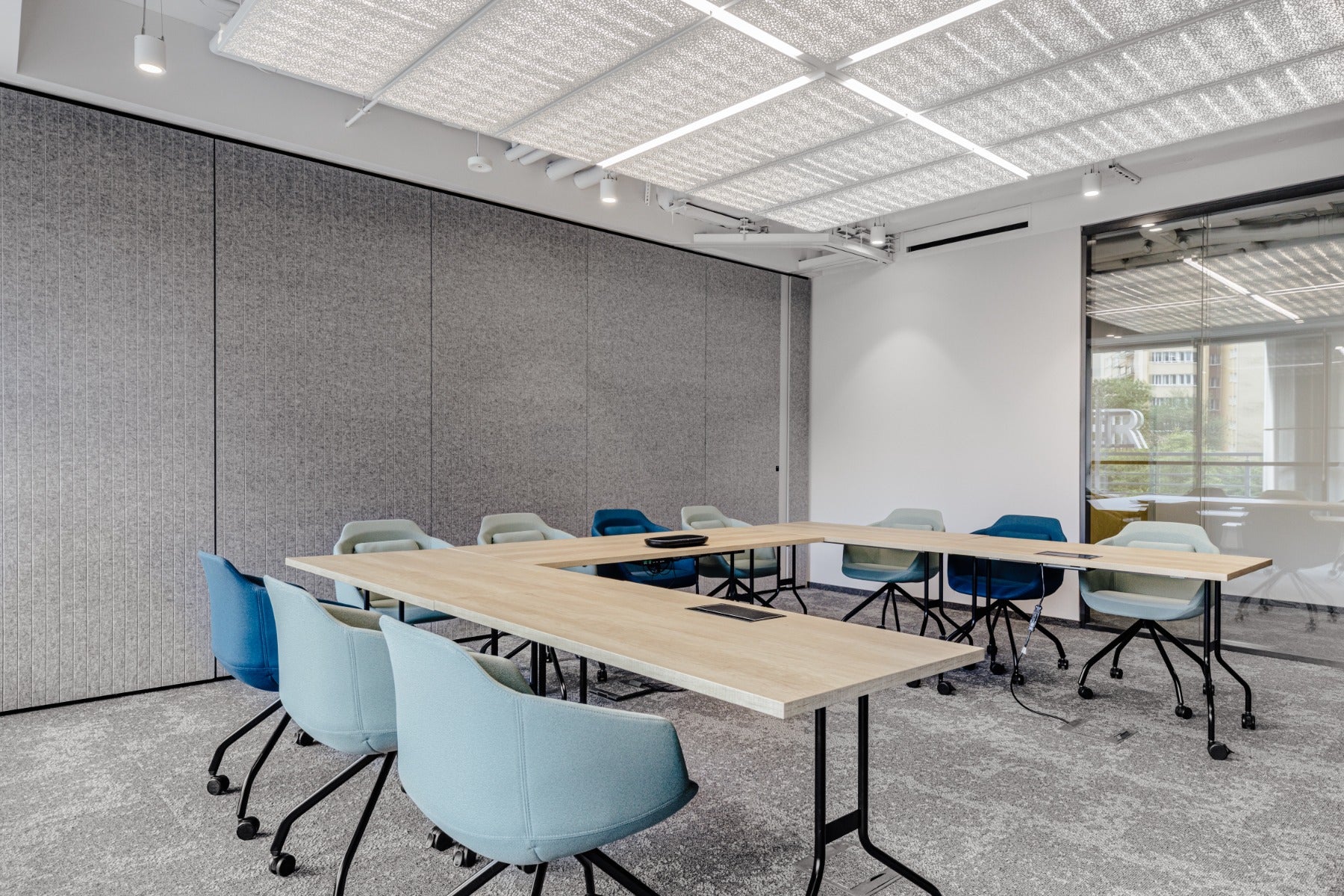Moderner Klapptisch Easy PFT05 von MDD, perfekt für flexible Arbeitsräume. Elegant und funktional für Konferenzen und Veranstaltungen.