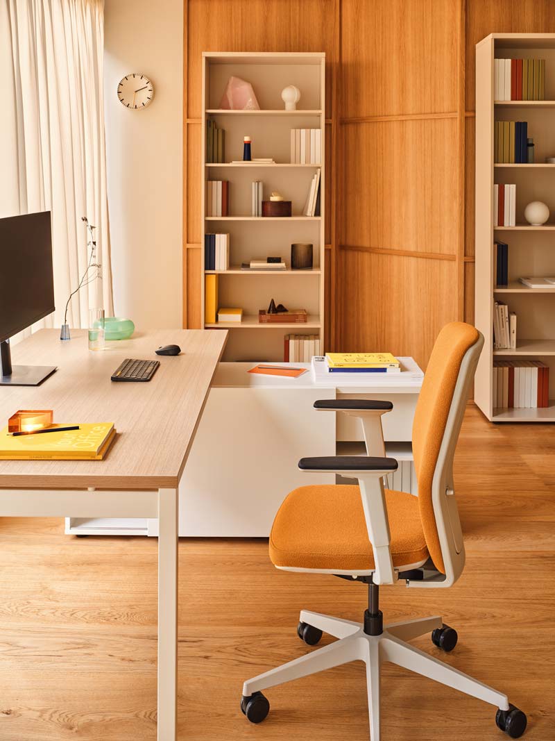 Moderner Evo EV02 Bürostuhl mit stilvoller Polsterung und ergonomischem Design, ideal für produktives Arbeiten im Büro.