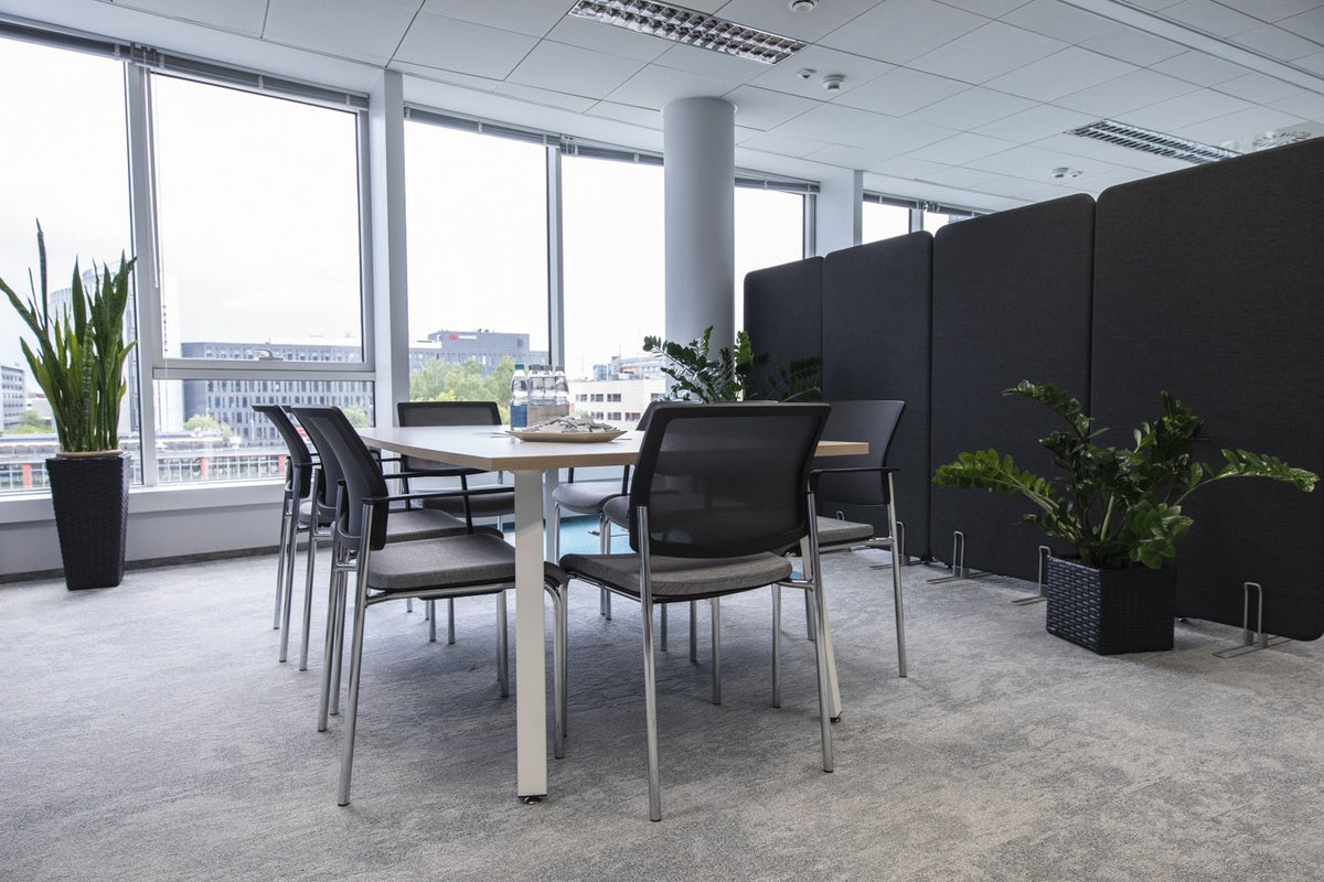 Konferenzstuhl Gaya von Mdd in Beige mit gepolstertem Sitz, Netzrückenlehne und schwarzem 4-Fuss-Gestell aus Metall, pulverbeschichtet.