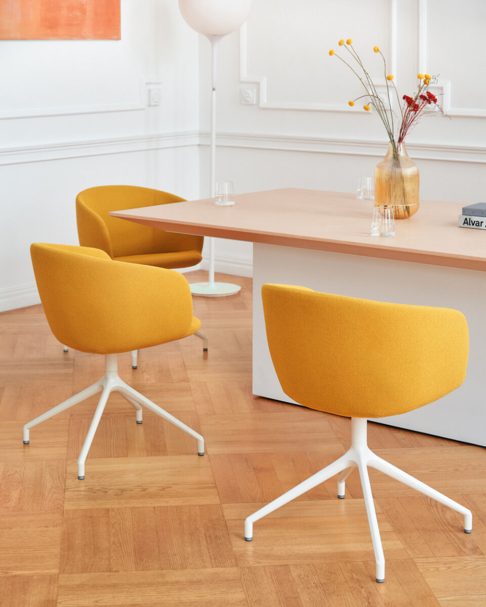 Eleganter Drehstuhl Grace GRP19 mit stilvollem Design, robuster schwarzer Basis und komfortabler Polsterung, perfekt für moderne Arbeits- und Wohnumgebungen.