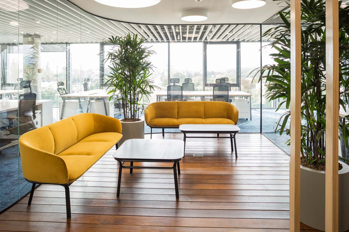 Moderner Couchtisch Grace GR02S aus hellem Holz, zeichnet sich durch seine schlichte Eleganz und feine Linienführung aus – ideal für stilvolle Wohnräume.