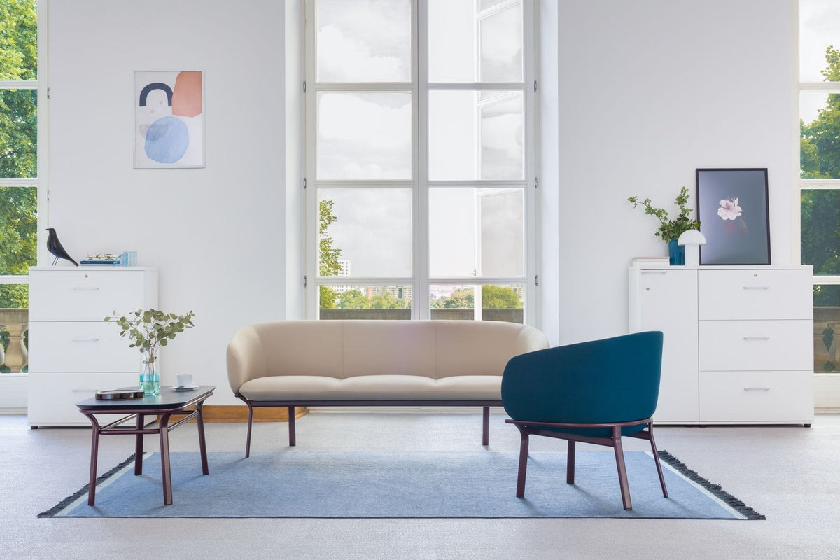 Sofa Grace von Mdd in Aluminium mit gepolstertem Sitz und Rückenlehne, ovalem Stahlgestell und schwarzen Kunststofffüssen.