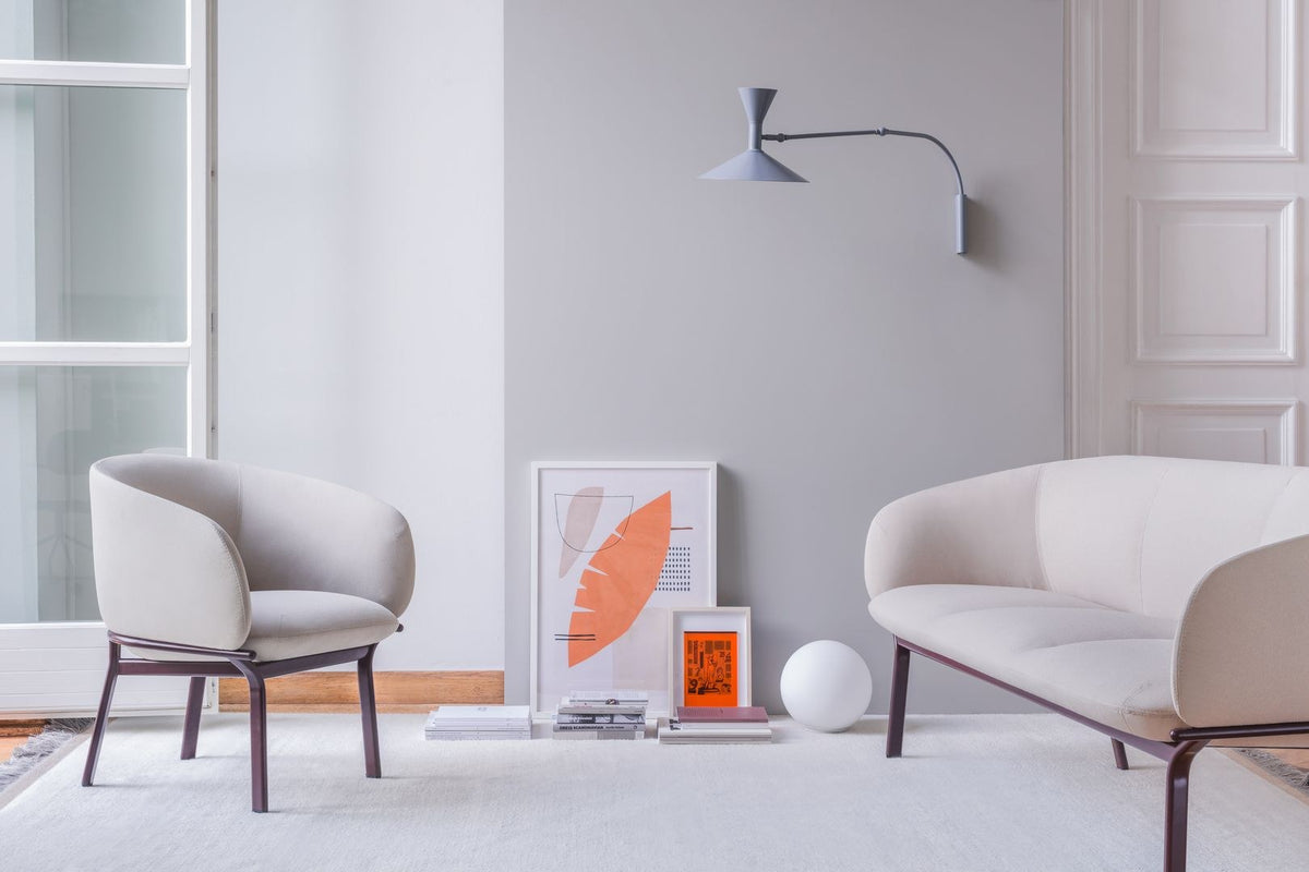 Sofa Grace von Mdd in Aluminium mit gepolstertem Sitz und Rückenlehne, ovalem Stahlgestell und schwarzen Kunststofffüssen.