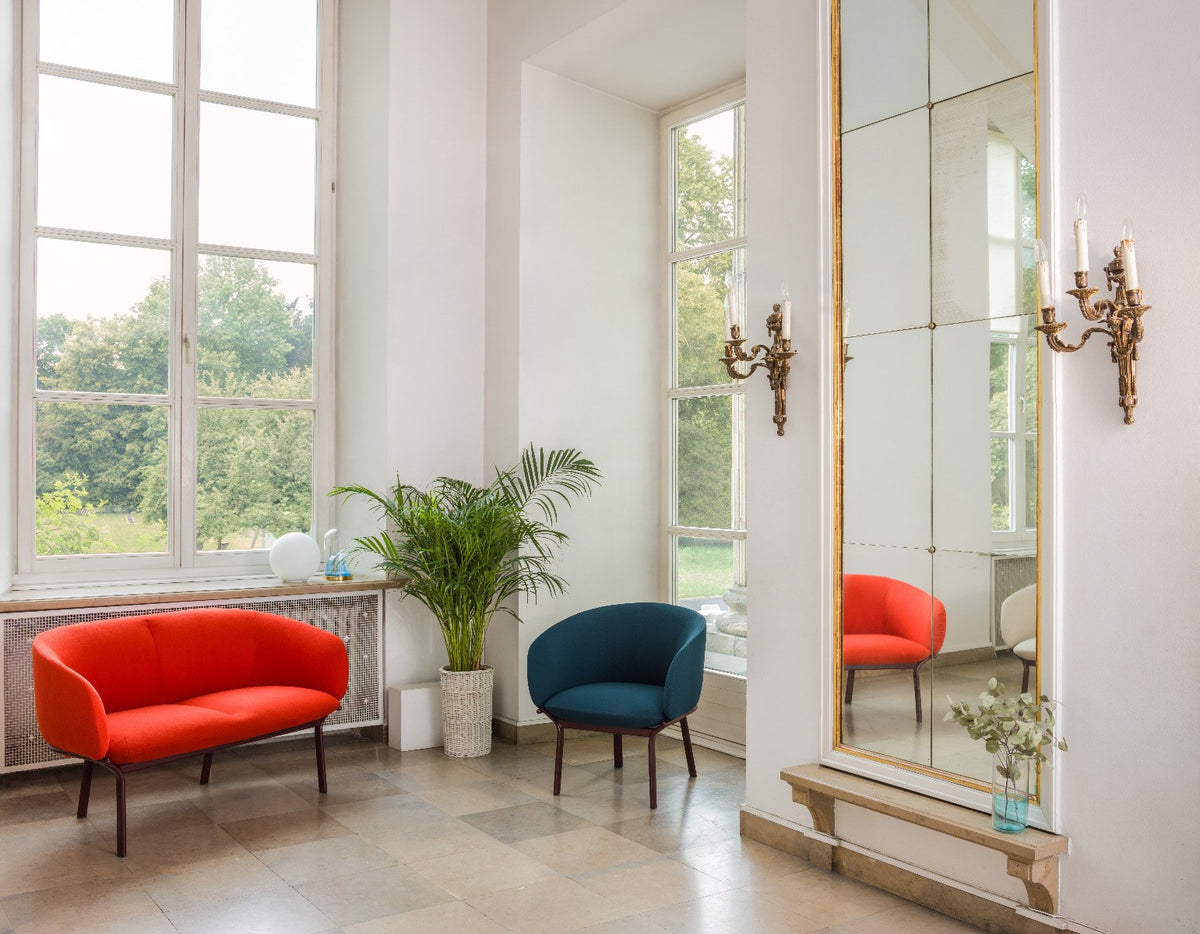 Sofa Grace von Mdd in Aluminium mit gepolstertem Sitz und Rückenlehne, ovalem Stahlgestell und schwarzen Kunststofffüssen.