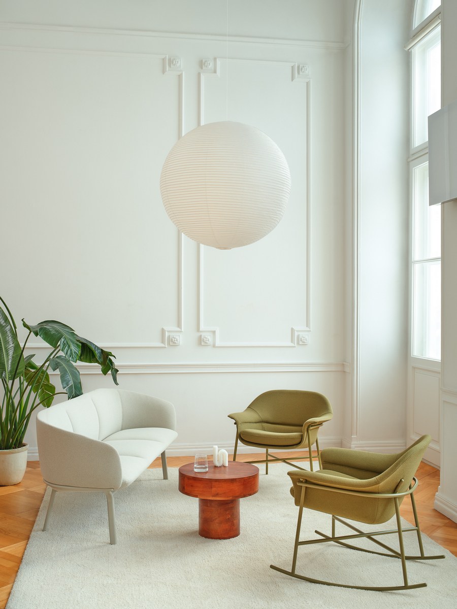 Sofa Grace von Mdd in Aluminium mit gepolstertem Sitz und Rückenlehne, ovalem Stahlgestell und schwarzen Kunststofffüssen.